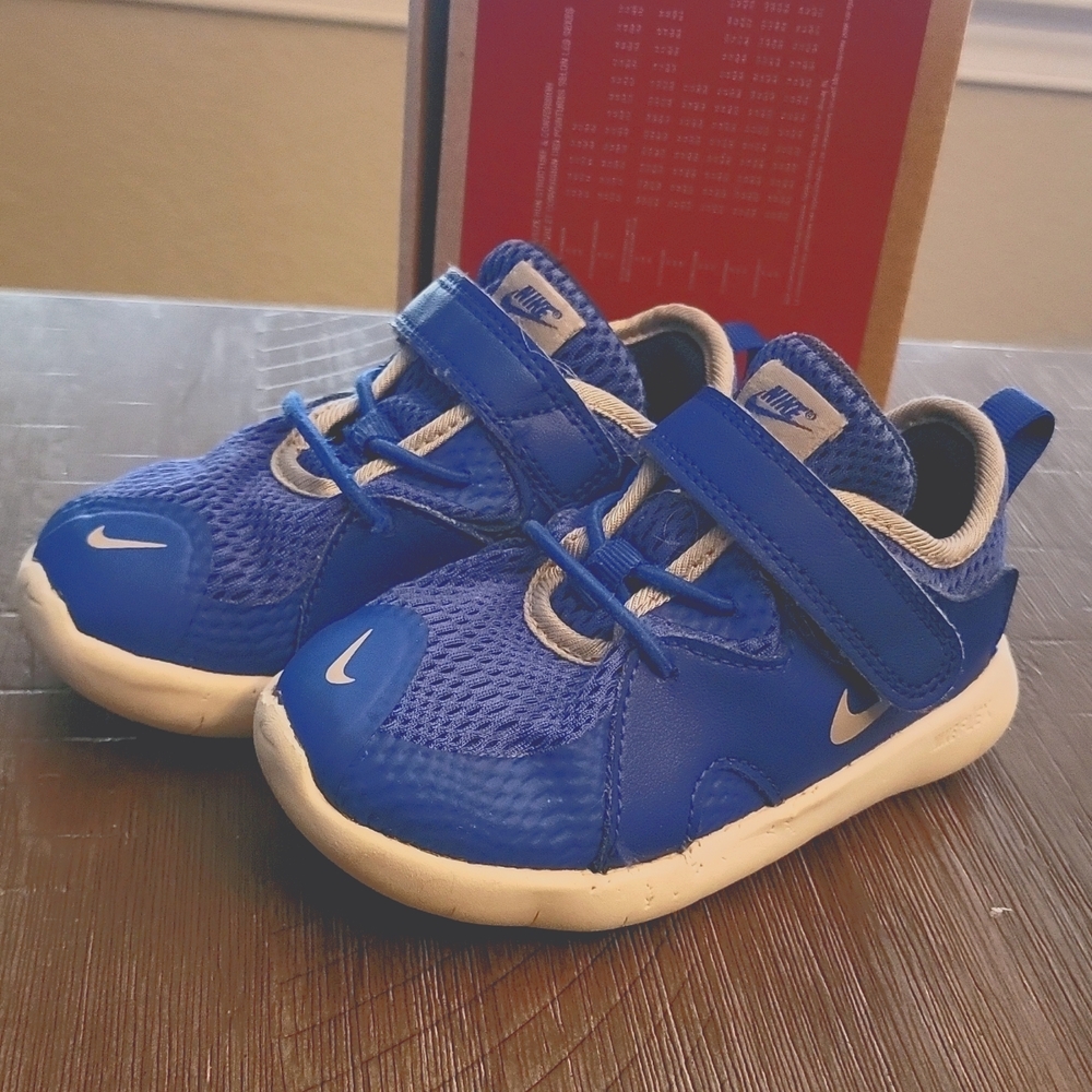 NIKE tennis shoes